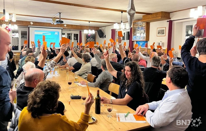 Une forêt de bulletins aux couleurs du parti se dresse pour approuver le nouveau nom: Le Centre Jura.