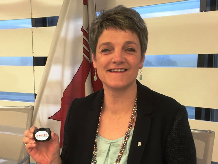 Anne Roy-Fridez, présidente du Parlement, et son podomètre