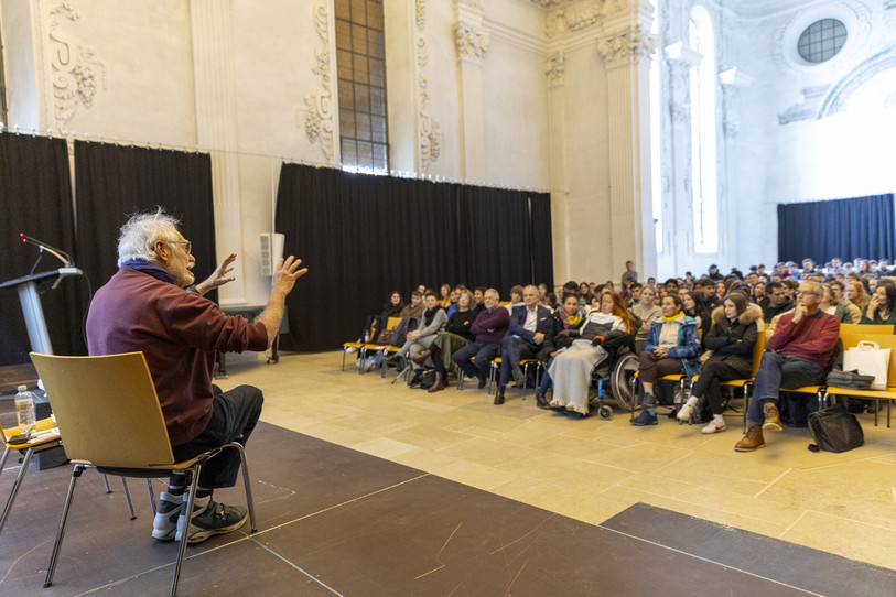Jacques Dubochet a répondu aux questions de quelque 130 étudiants jurassiens et bâlois. (Photo : canton du Jura)