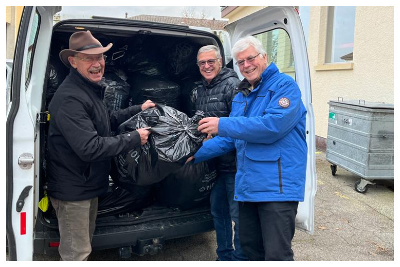 Quelques-uns des bénévoles vallonniers ce mercredi lors de la première livraison de matériel au centre de groupage de l'association Soutien à l'Ukraine – Neuchâtel. (Photo : service de presse.)