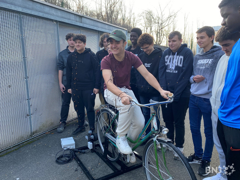 Nathan, 16 ans, fait la démonstration du vélo équipé d'une dynamo. L'objet a été présenté au Marché de Noël de Moutier.