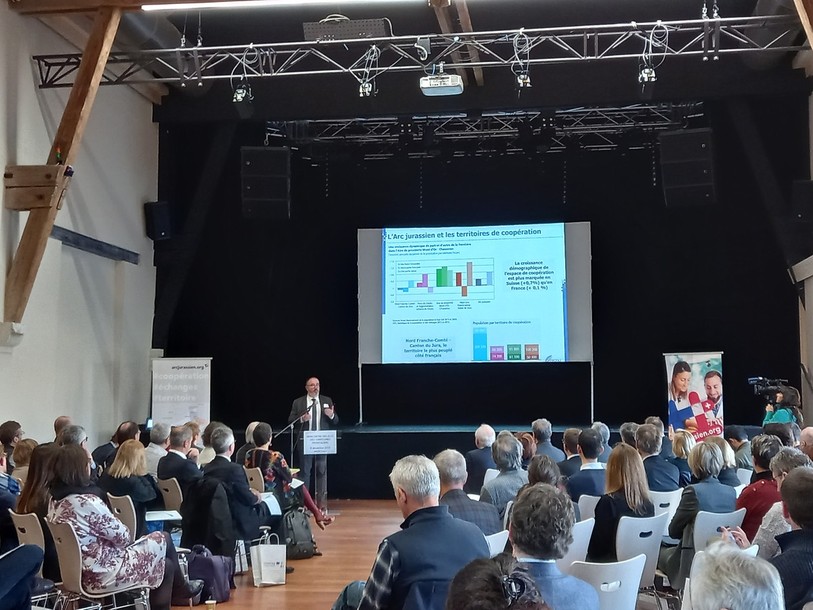 Une première rencontre des élus des territoires frontaliers a réuni jeudi à Morteau près d'une centaine de représentants français et suisses de l'Arc jurassien. (photo : ©Arcjurassien.org)