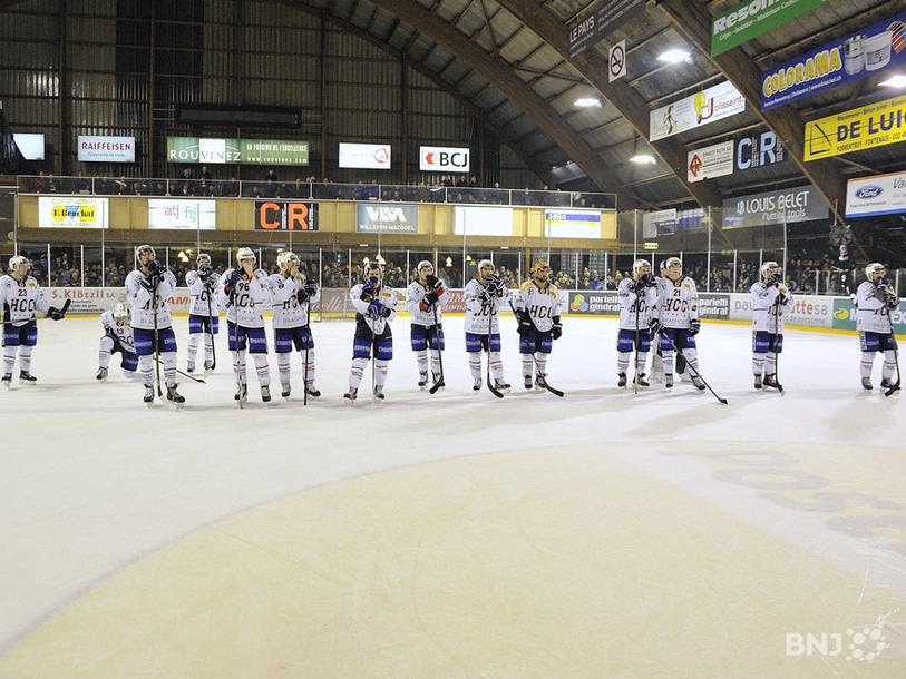 Les joueurs chaux-de-fonniers la tête basse au terme de la rencontre.