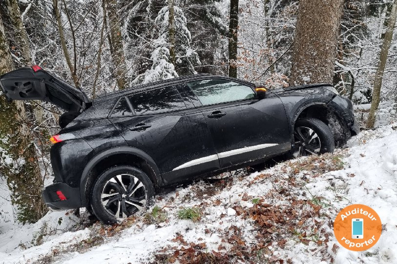 Le véhicule a été évacué par la dépanneuse. (Photo : auditeur reporter)