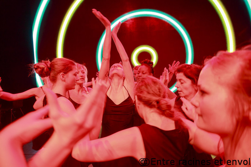 Une trentaine de danseurs, adultes et enfants, participent au spectacle.
