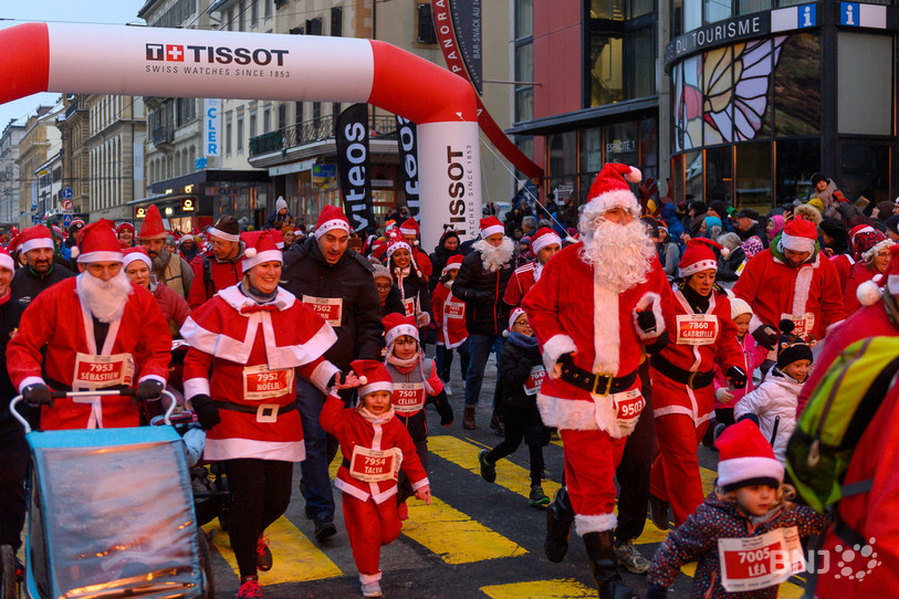 Plus de 570 Pères Noël ont couru dans les rues de La Chaux-de-Fonds. Un record! (Photo: Bertrand Pfaff)