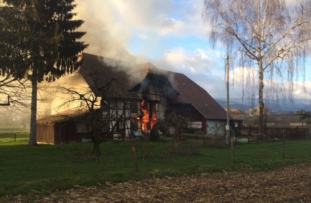 A l'arrivée des pompiers, des flammes s'échappaient de la ferme à Schwadernau (photo: police cantonale bernoise)