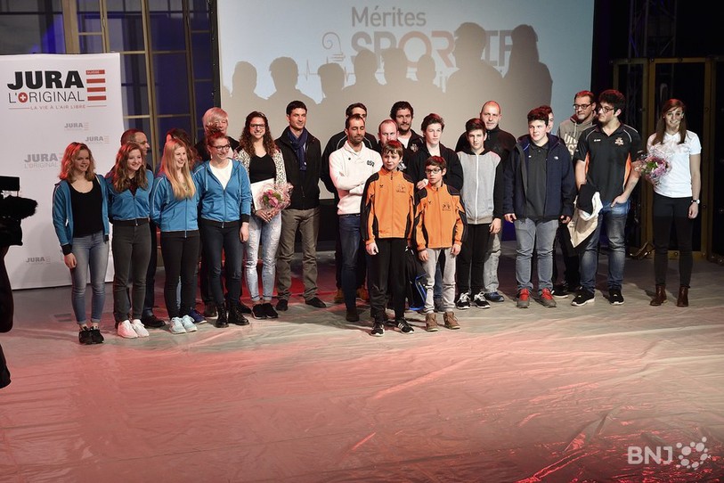 Tous les lauréats des Mérites sportifs jurassiens 2015 (photo : Georges Henz)
