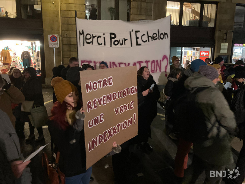 Selon le syndicat SSP, environ 150 employés communaux étaient réunis lundi soir devant l'Hôtel de Ville de Neuchâtel pour faire part de leurs revendications.