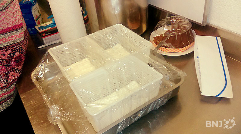 Fromager dans sa cuisine