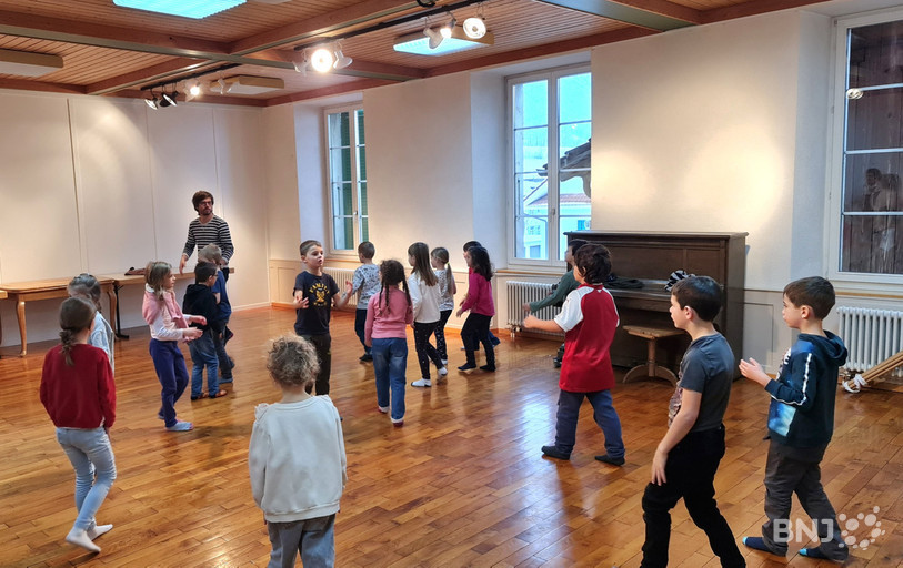 Les enfants découvrent la percussion corporelle avec le musicien Julien Annoni, en charge de cette semaine musicale. 