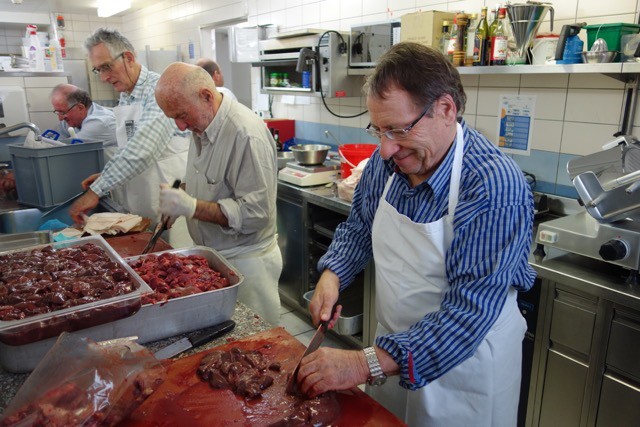 Le Rotary Club Les Rangiers lors de la confection des terrines de chevreuil