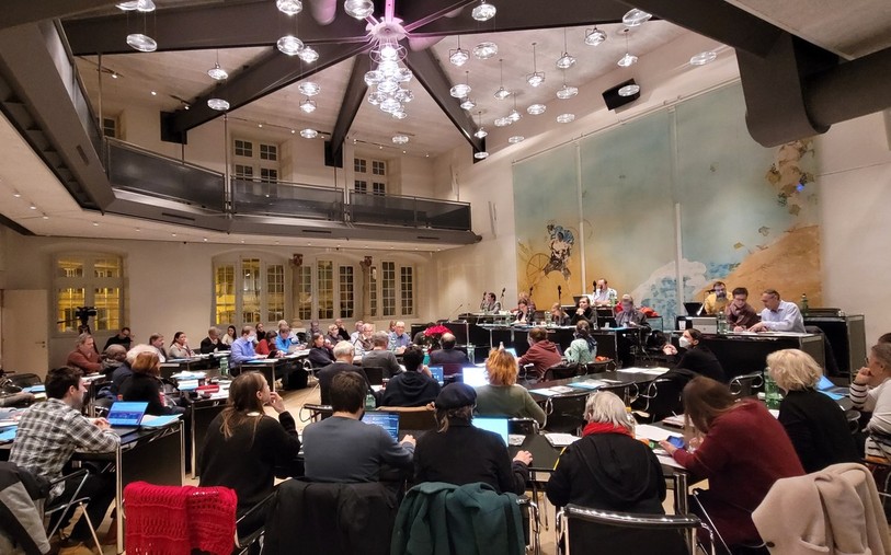 Le Conseil de ville biennois s'est réuni mercredi soir. Les élus ont notamment longuement débattu de la question de la révision du règlement sur la Commission de l'aide sociale. (photos : archives)