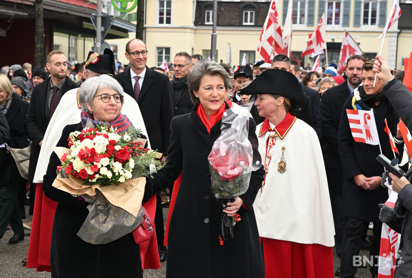 Elisabeth Baume-Schneider et Simonetta Sommaruga ont été acclamées à Delémont. (Photo : Georges Henz).