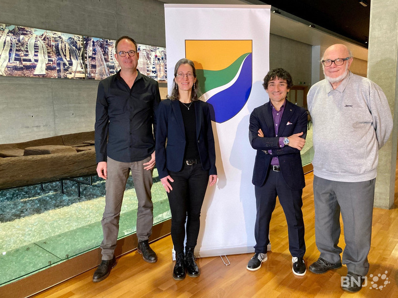 De gauche à droite: Marc Renaud, conseiller communal à St-Blaise, Valérie Dubosson, conseillère communale à La Tène, Rocco Mauri, conseiller communal à Hauterive et Claude Borel, conseiller communal à Enges ont présenté vendredi le nom et les armoiries de la future commune fusionnée du Bas-Lac.