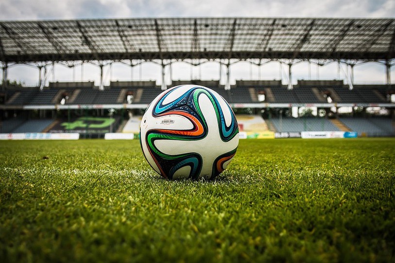 Ballon de foot sur un terrain