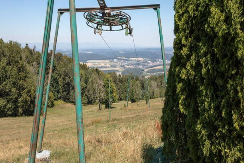 L'exposition retrace l'histoire des remontées mécaniques ayant peu à peu disparu comme ici au Col de Montvoie. (Photo : Olivier Rüegsegger)