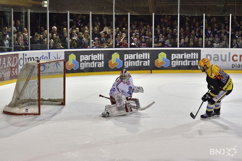 Philip-Michaël Devos trombe Melvin Nyffeler pour le 2-0 (photo : Georges Henz)