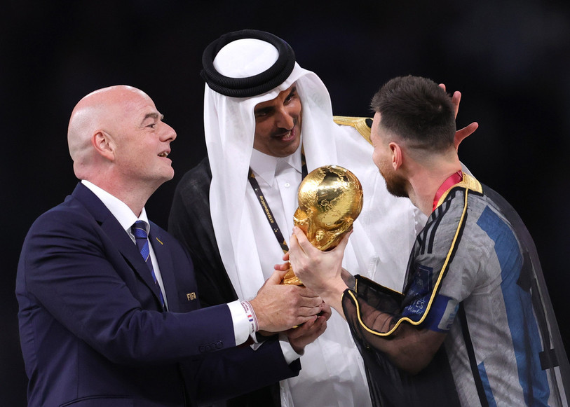 Le président de la FIFA (à gauche) Gianni Infantino a sacré le capitaine argentin Lionel Messi dimanche, aux côtés de l'émir du Qatar (photo : EPA/Friedemann Vogel).