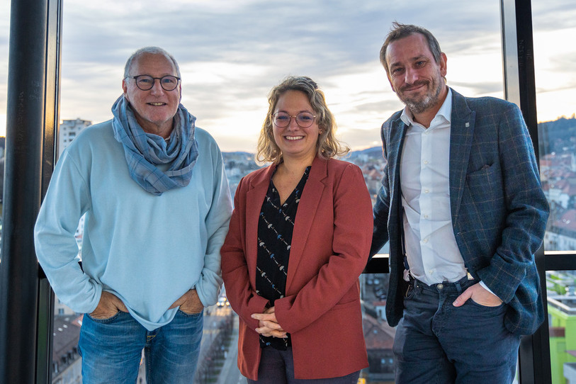 Floriane Mamie, nouvelle chancelière, est entourée de Patrick Herrmann (à gauche), président du Conseil communal, et de Jean-Daniel Jeanneret (à droite), vice-président, en charge notamment de la Chancellerie. (Photo : Nolan Crelier, Ville de La Chaux-de-Fonds)