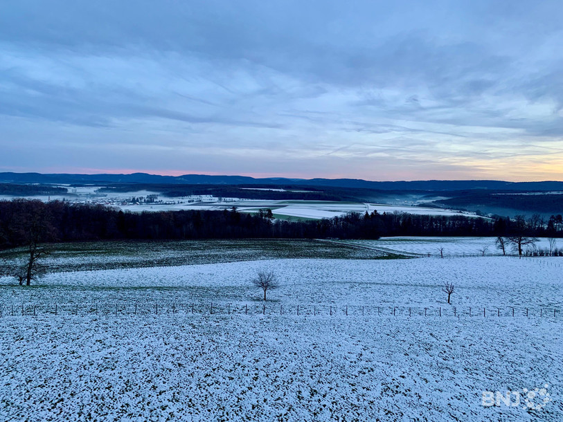 La Tour panoramique de Boncourt offre, d'un côté, une vue sur l'Ajoie et le Raimeux.