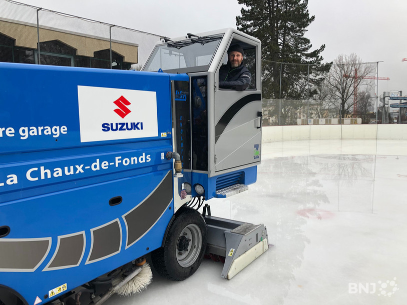 Accompagné de sa fidèle surfaceuse, Serge Terraz entretient la glace des Mélèzes depuis 13 ans. 
