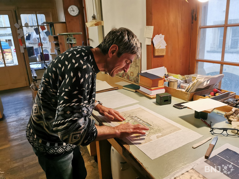 Lors de notre visite, Olivier Molleyres réparait un vieux plan pour un client.