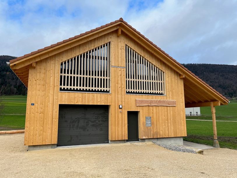 La Maison de la forêt, flambant neuve, se devait de mettre l'élément bois sous le feu des projecteurs. (Photo : Bourgeoisie de Courtelary).