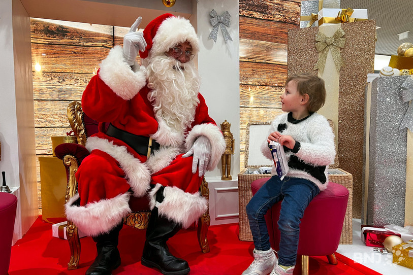 Malgré un programme bien chargé, le père Noël a toujours le temps de rencontrer petits et grands avant le grand soir.