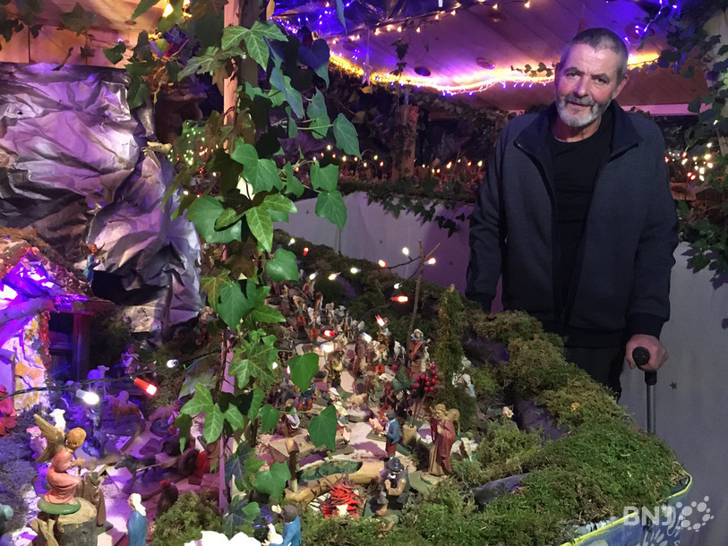 Roger Martin crée tout un décor autour de sa crèche.