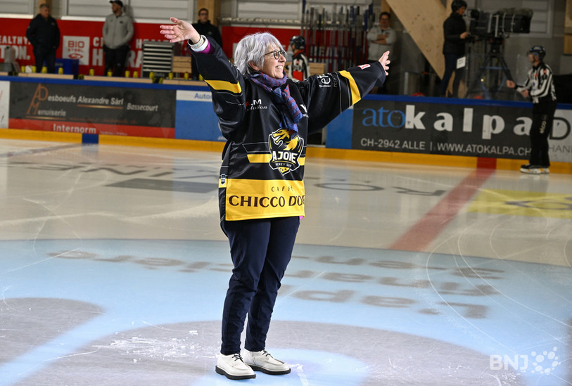 Elisabeth Baume-Schneider a partagé un moment de joie avec les supporters du HC Ajoie qui ont scandé son ... prénom !