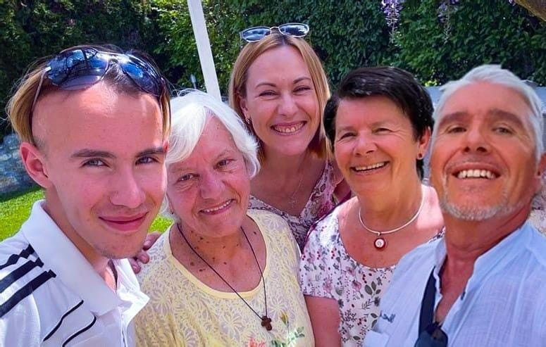 Aleksei, Luda, Tania, Marie-Andrée et Antonio ont partagé des émotions fortes durant cette année 2022. (photo : famille Forte)