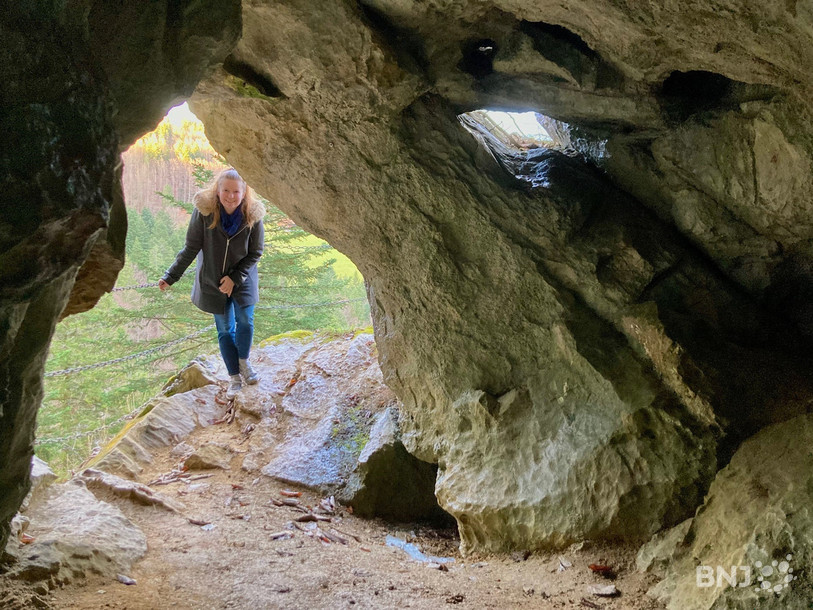 Notre journaliste Stéphanie Wenker n'était pas rassurée à l'idée de ramper dans la grotte aux fées.