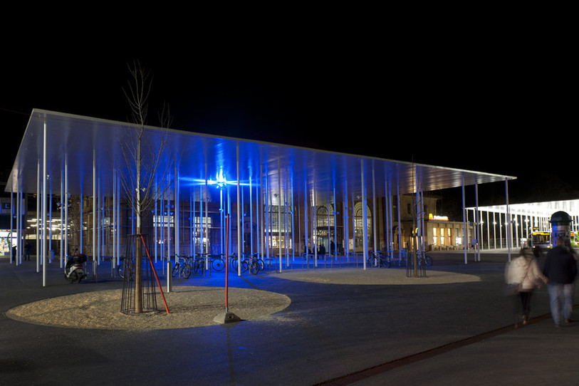 Le couvert de la gare de La Chaux-de-Fonds illuminé de bleu à l'occasion de la journée mondiale de sensibilisation à l'autisme. @Renaud Sterchi