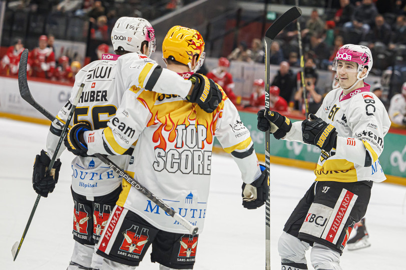 La joie du HC Ajoie après l'ouverture du score d'Ueli Huber (photo : KEYSTONE/Valentin Flauraud).