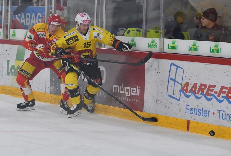 Le Biennois Jere Sallinen (en rouge) à la poursuite du Bernois Oscar Lindberg (photo : Georges Henz).
