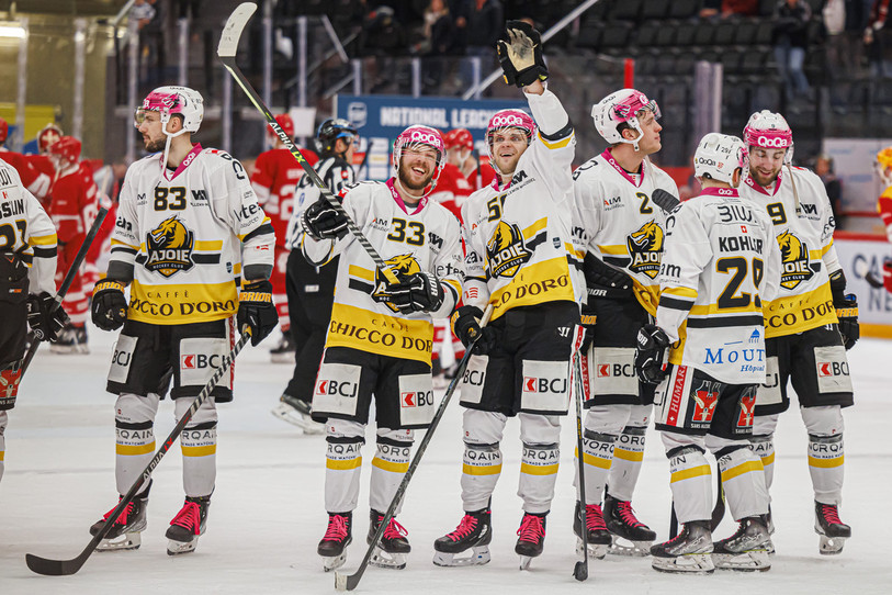 Larges sourires sur les visages du HC Ajoie après le match à Lausanne (photo : KEYSTONE/Valentin Flauraud).