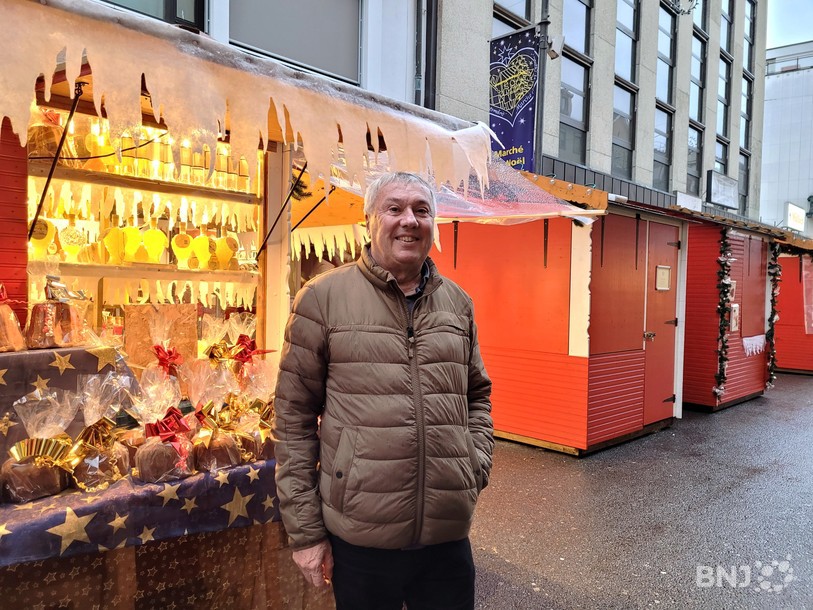 Peter Schmid a le sourire à l'heure où les cabanons ouvrent leurs portes pour cette dernière journée.