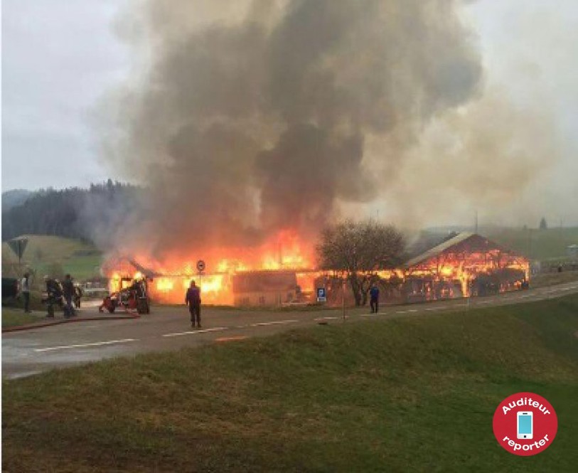 Le bâtiment a pris feu samedi matin au Cerneux-Péquignot.
