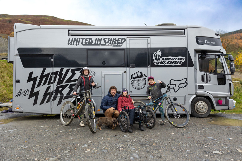 De gauche à droite : Raoul, Toni, Laëtitia et Emric Schneeberger sillonnent les routes européennes en quête des meilleurs spots pour la pratique du Downhill. (Photo : famille Schneeberger).
