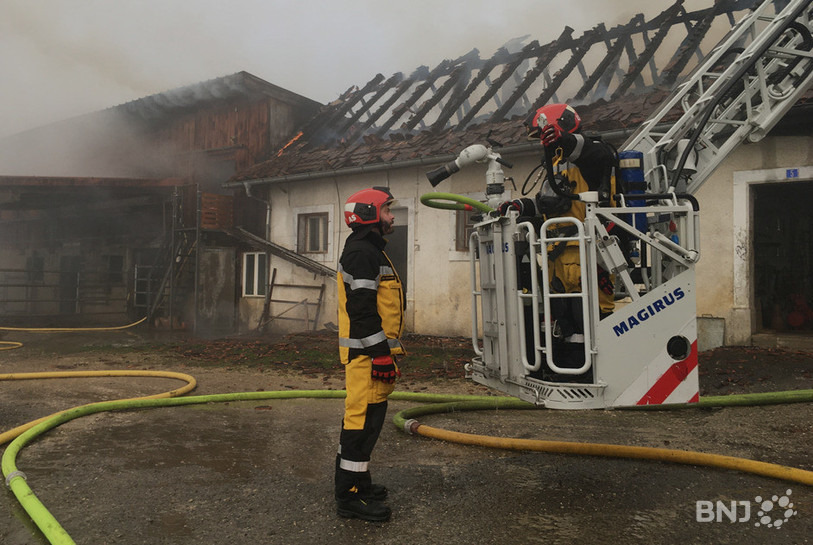 Les pompiers de Delémont ont eu du travail mercredi matin dans une ferme située sur les hauteurs de la ville.
