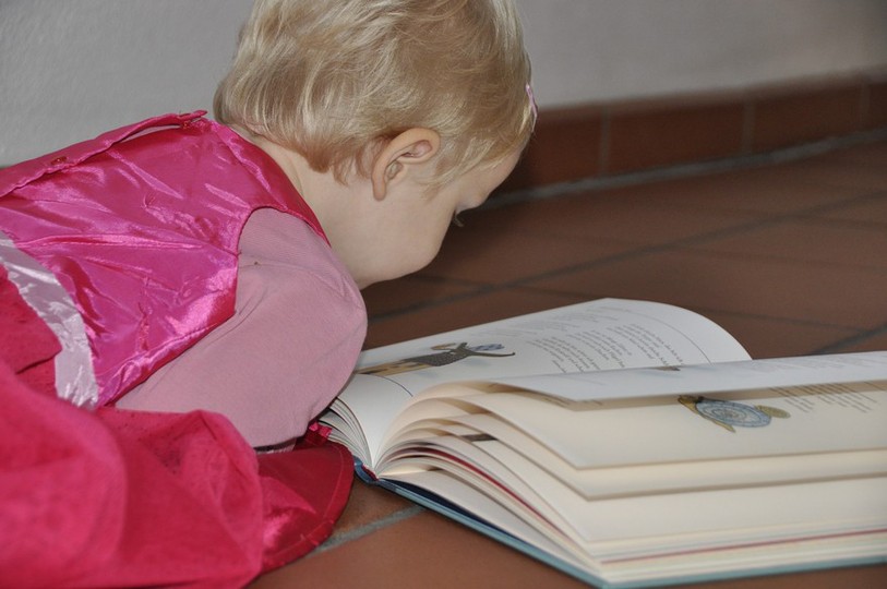 enfant penché sur un livre