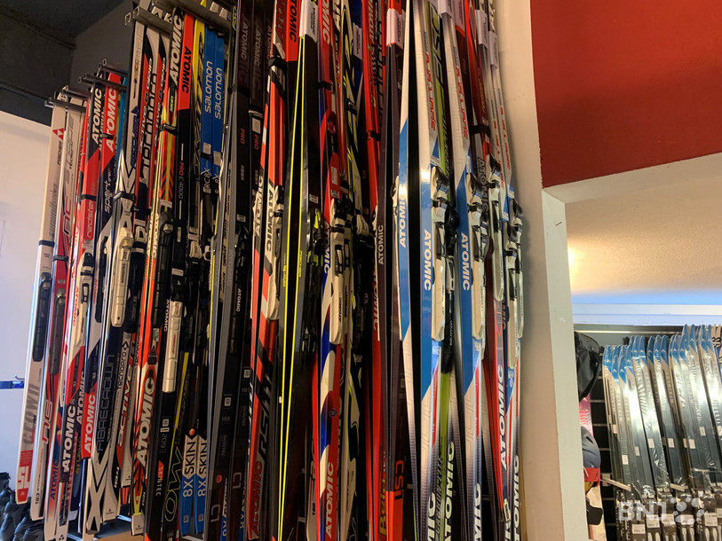 Les skis sont prêts à s'élancer sur les pistes... ne manque que la neige...