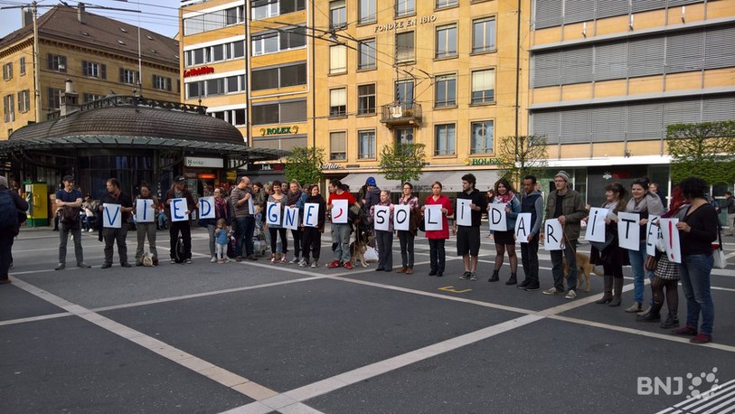 La solidarité était de mise sur la place Pury jeudi soir.