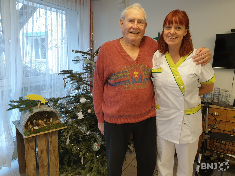 Pietro Crivelli, 88 ans, compte sur Mélanie Capelli, animatrice au home Oasis à Tramelan, pour organiser un Nouvel An mémorable.