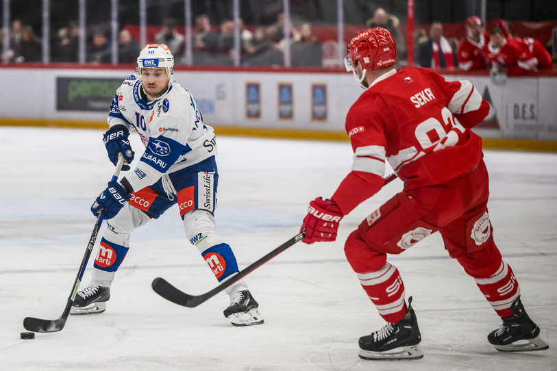 Jiri Sekac (en rouge) ne pourra plus jouer durant trois matches. ( Photo : KEYSTONE/Jean-Christophe Bott)