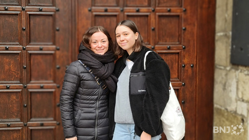 Chiara Voisin, à gauche, passe le témoin de la présidence du parlement des jeunes à Léa Tanner, à droite.