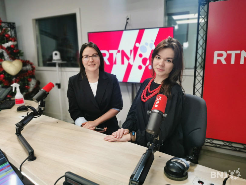 Olga Bolbot (à gauche), participante au spectacle « La lumière est née » et Katerina Zhaburovska (à droite), directrice de la chorale Perespiv.
