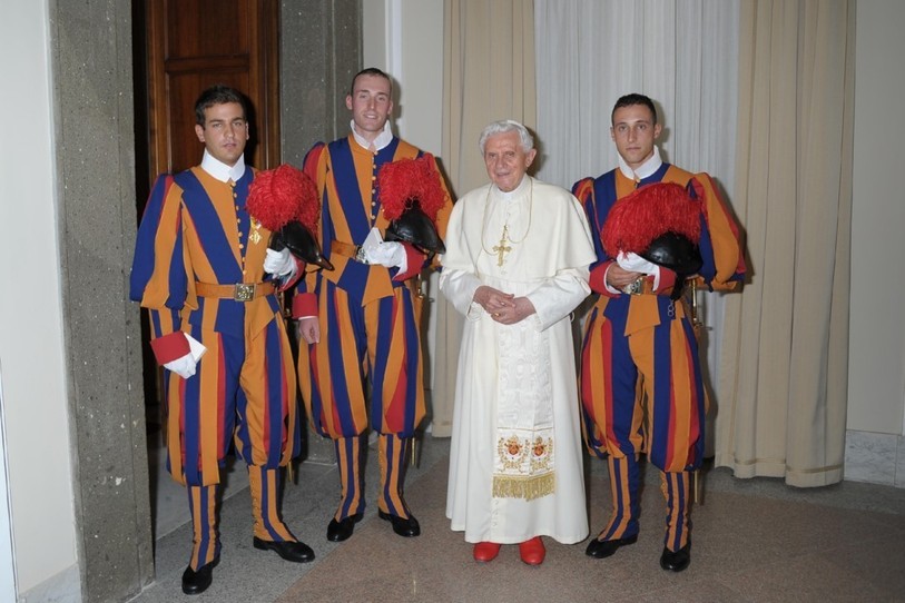 Le Franc-Montagnard Sylvain Queloz (2e depuis la gauche) a servi le pape Benoît XVI de 2008 à 2011 (photo : Sylvain Queloz).
