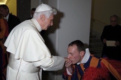 Sylvain Queloz avec le pape émérite Benoît XVI (photo : Sylvain Queloz).